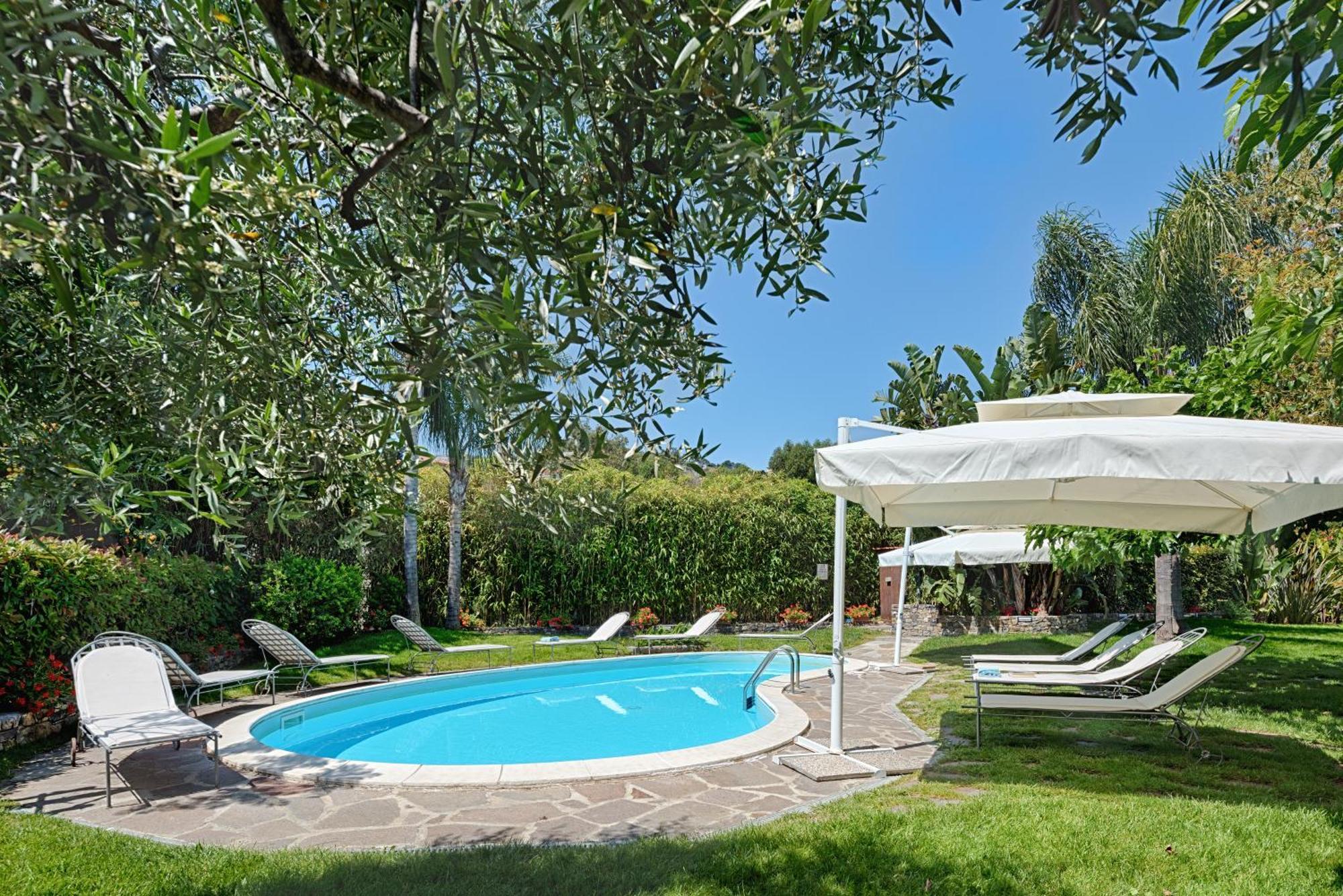 Casa Vacanze Nel Giardino Di Renzo Imperia Dış mekan fotoğraf